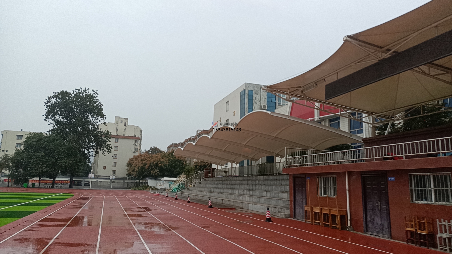 學校田徑場膜結(jié)構(gòu)看臺遮陽棚如何選擇材料？不同材料對其性能有何影響？